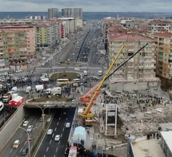Diyarbakır’da depremde ağır hasar alan bina kontrollü yıkım bekliyor: Bazı caddeler dört aydır kapalı
