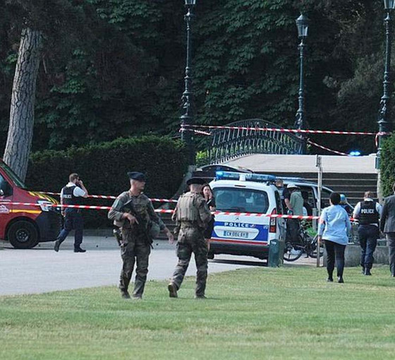 Fransa'da parkta oynayan çocuklara bıçaklı saldırı: Dördü ağır altı yaralı