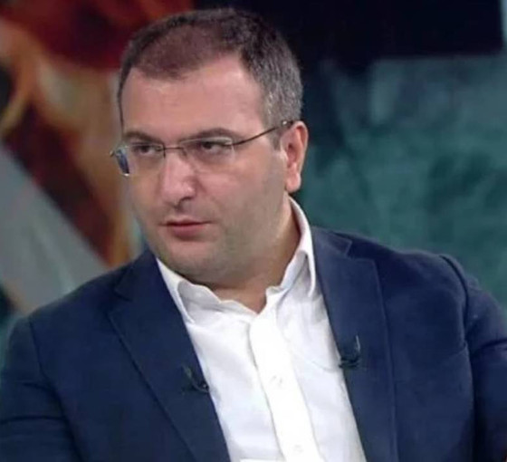 Cem Küçük, AKP milletvekili adayı Nejdet Tıskaoğlu ile ayakkabı işine girdi