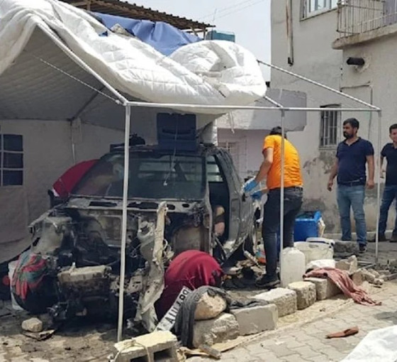 İskenderun'da çalınan otomobil deprem çadırında parçalanmış halde bulundu