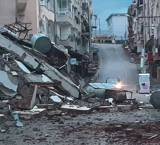 Enkazların hâlâ kaldırılmadığı Hatay'da salgın riski: 'O kadar fazla sinek var ki ağzımızı açamıyoruz'