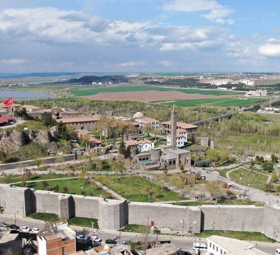 Diyarbakır'da bir kayyım belediye daha arsaları satılığa çıkardı