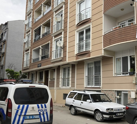 Bursa'da beşinci kattan otomobilin üzerine düşen çocuk ağır yaralandı