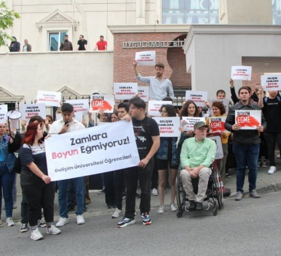İstanbul'da üniversite öğrencileri eğitim zammını protesto etti: 'Müşteri olarak görülüyoruz'