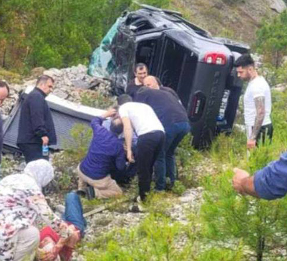 Eski Ekonomi Bakanı Zeybekci trafik kazası geçirdi