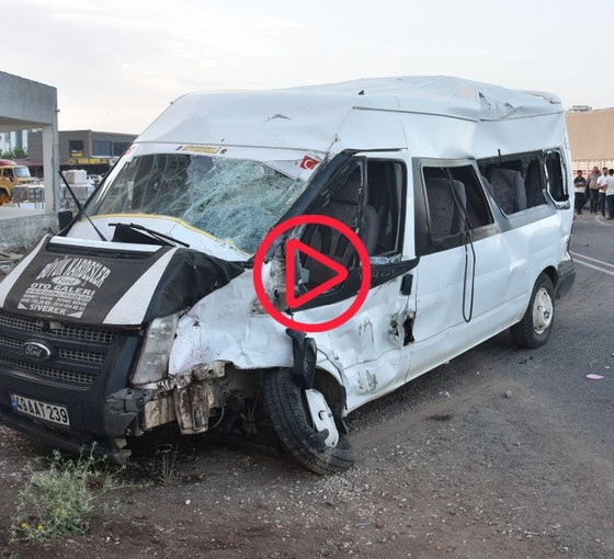 Urfa'da tarım işçilerini taşıyan minibüs ile tır çarpıştı: 21 yaralı
