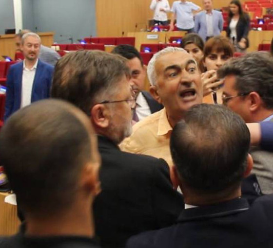 İzmir Büyükşehir Belediye Meclisi'nde arbede: AKP'li üyenin ittiği CHP'li üye yere düştü