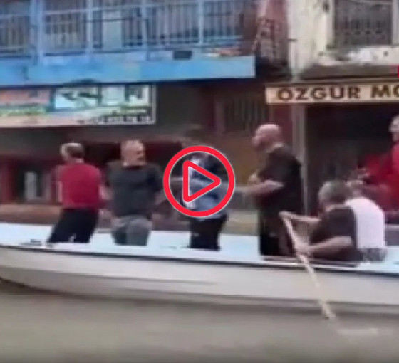 Samsun'da sel: Göle dönen sokaklarda sandalla gezdiler