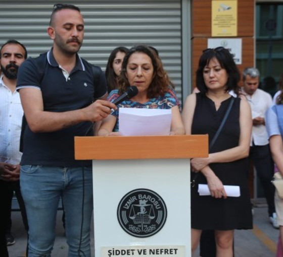 Ruhsat verilmeyen ÖHD'li avukatlara İzmir Barosu önünde destek