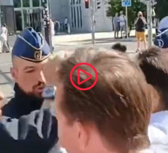 Belçika'da bir polis, aşırı sağcı parti liderini darbetti