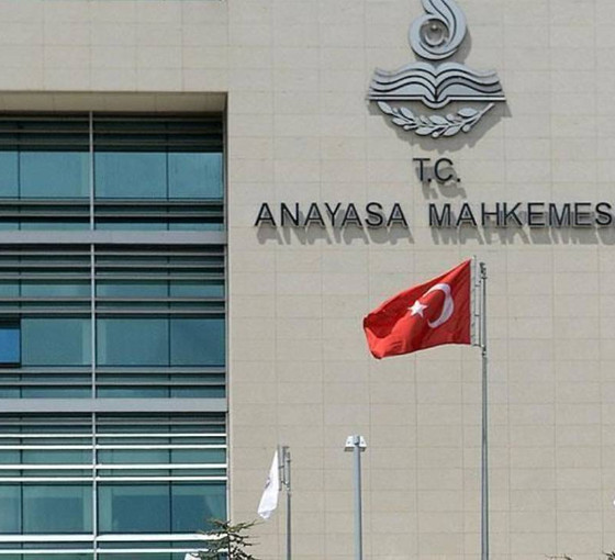 AYM, gazeteciler için kıdem tazminatında 5 yıl şartını iptal etti