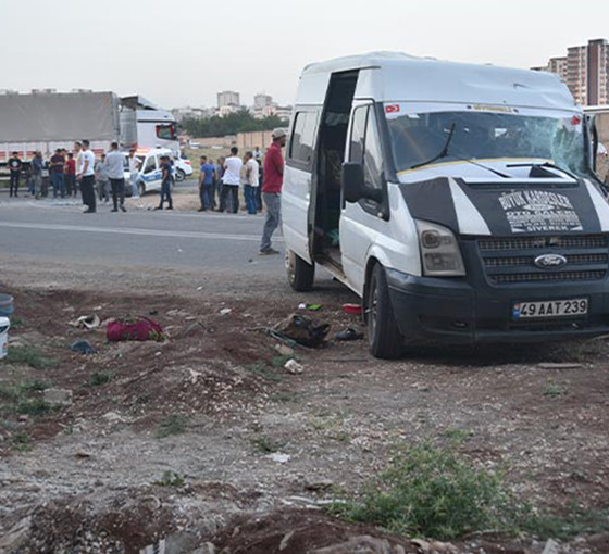 Urfa'da bir minibüs tırla çarpıştı: Yedi öğretmen yaralandı