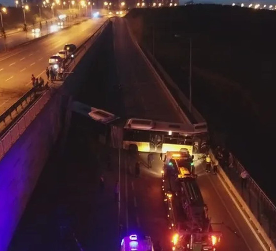 Başakşehir'de İETT otobüsü metrelerce yükseklikten alt yola düştü: Şoför ağır yaralı