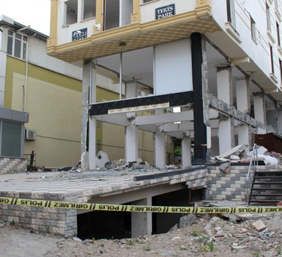 Maraş'ta ağır hasarlı binadaki asansörün düşmesi sonucu bir kişi öldü