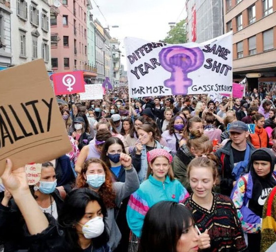 İsviçre'de 'feminist grev: Kaynaklar banka kurtarmak için değil kreşler için harcansın