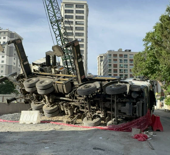 Kadıköy'de metro şantiyesinde vinç devrildi