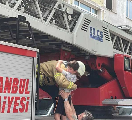 Ataşehir'de 5 katlı binada yangın: Üçü çocuk 11 kişi kurtarıldı