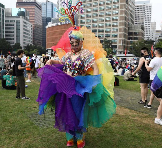 Güney Kore'de LGBTİ+ festivalini engellemeye çalışan zabıtalar polisle çatıştı