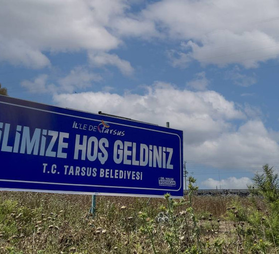 Bahçeli'nin önerisi sonrası Tarsus'ta 'İlimize hoş geldiniz' tabelası