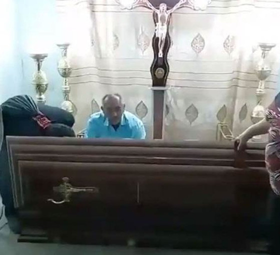 Kendi cenazesinde tabutta 'dirilen' Ekvadorlu kadın öldü