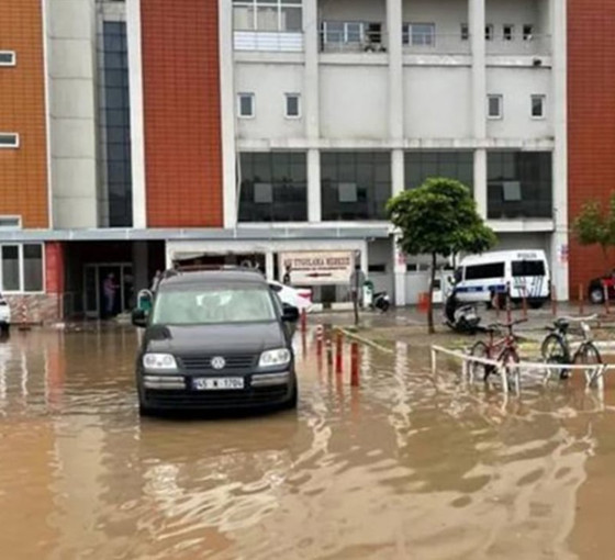 Manisa’da sağanak: Hastaneyi sel bastı