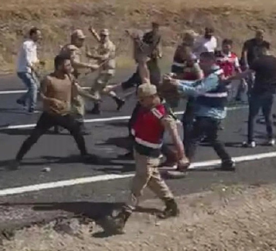 Urfa'da intihar girişiminde bulunan kişi yolu trafiğe kapattı, linç edilmek istendi