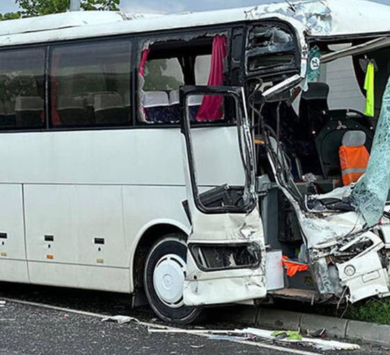 Kütahya’da işçi servisleri çarpıştı: 11 yaralı