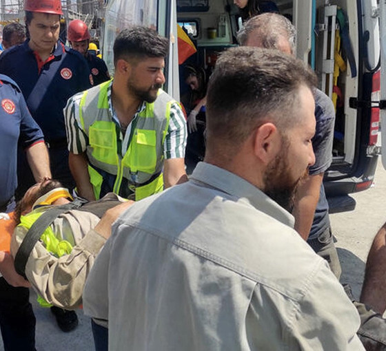 Beyoğlu'nda vincin çarptığı işçi ağır yaralandı