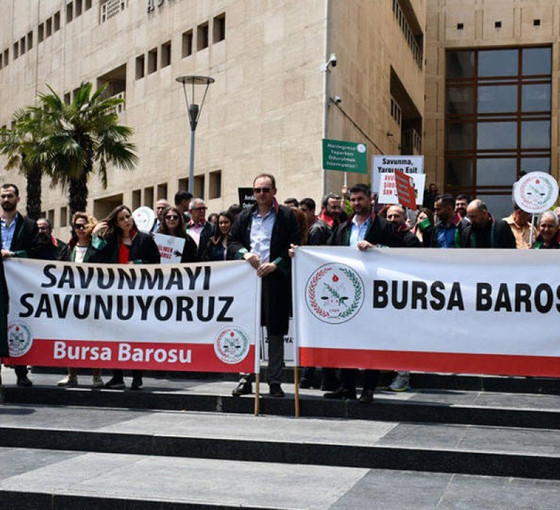 Çocuğunu mahkeme yoluyla alan kadın ve avukatına taşlı bıçaklı saldırı