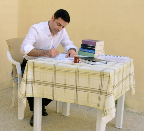 Demirtaş'ın danışmanı Karavil: Aktif siyasetten uzun süre ayrı kalması o sevgiye, saygıya haksızlık olur