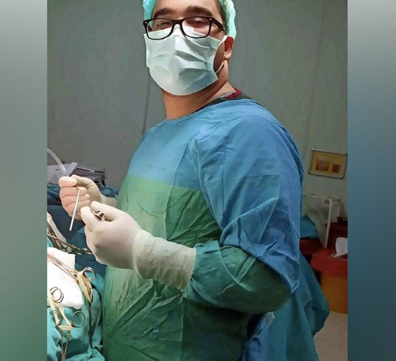 Doktora yumruk atıp, bıçakla tehdit eden sanığa haksız tahrik ve takdir indirimi