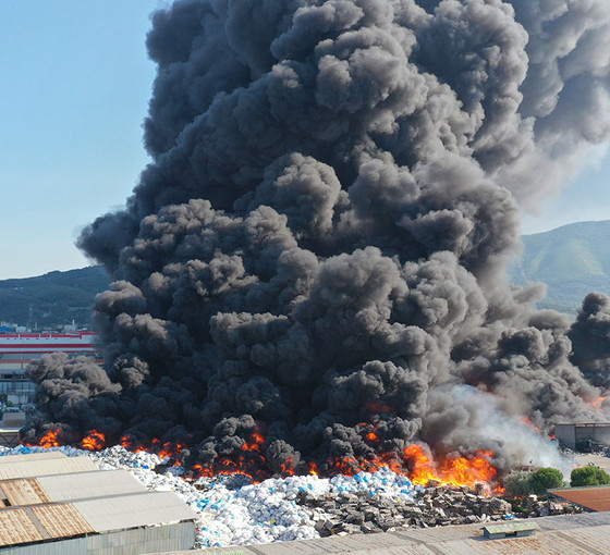 Manisa'da fabrikada çıkan yangın 19. saatte kontrol altına alındı