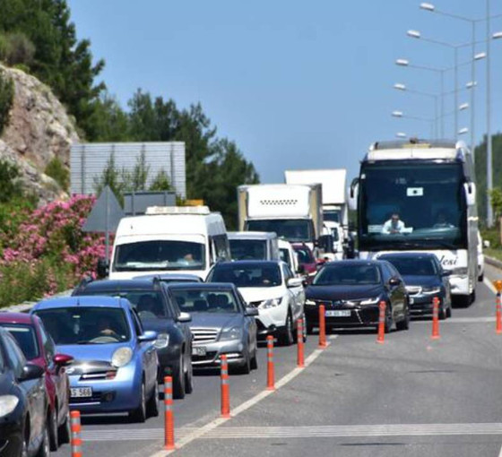 Bayram öncesi trafikte yoğunluk yaşandı, kilometrelerce kuyruk oluştu