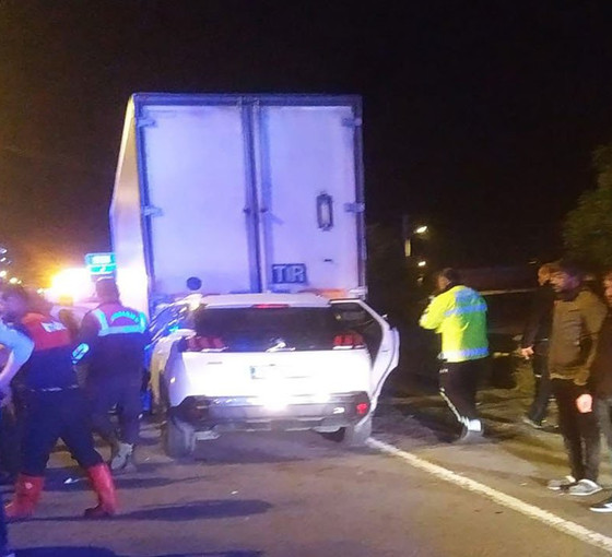 Çankırı'da otomobil TIR'a çarptı, üç kişi öldü