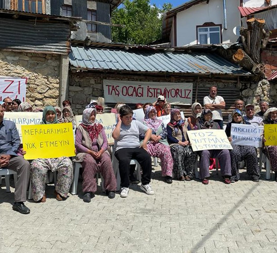 Taş ocağına direnen köylüler, şirket yetkililerini köyden kovdu