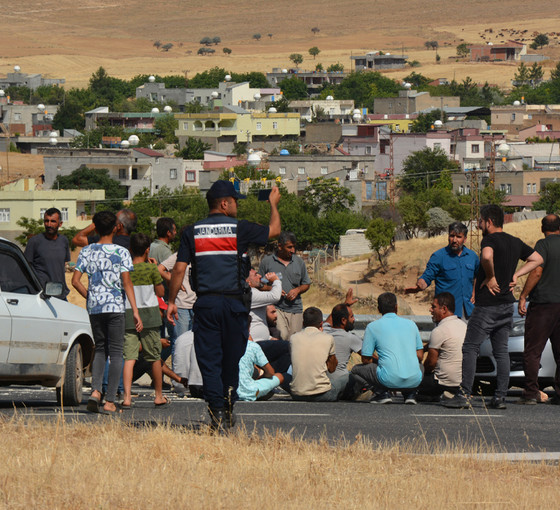Diyarbakır'da 15 gündür elektrik sorunu yaşayan mahalleliler yolu kapattı
