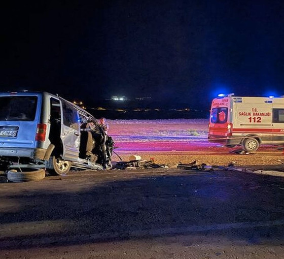 Antep'te otomobil ile hafif ticari araç çarpıştı: Altı ölü, bir yaralı
