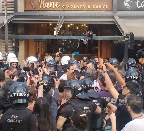 İzmir'de Onur Yürüyüşü'ne polis engeli: Onlarca gözaltı var