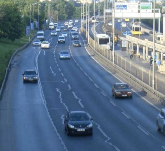 İstanbul'da bayram etkisinde pazartesi: Yollar ve metrobüsler boş kaldı