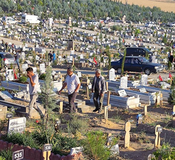 Deprem bölgesinde 'bayram': Depremzedeler ölen yakınlarının mezarlarını ziyaret etti