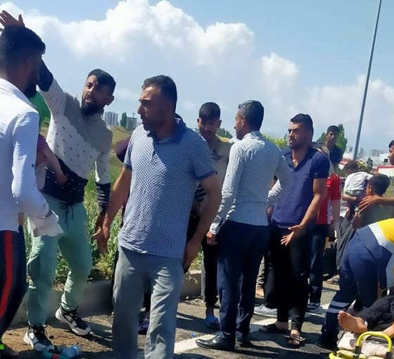 Tarım işçilerini taşıyan minibüs ile kamyonet çarpıştı: Bir ölü, yedi yaralı