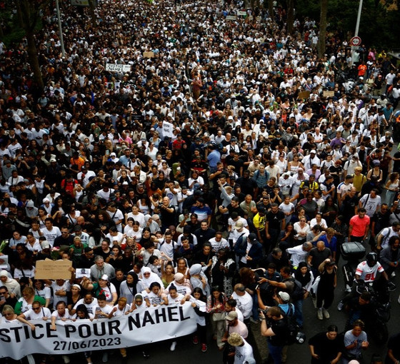 Nanterre'de binlerce kişi polisin öldürdüğü genç için yürüdü: Eylemi Nael'in annesi organize etti