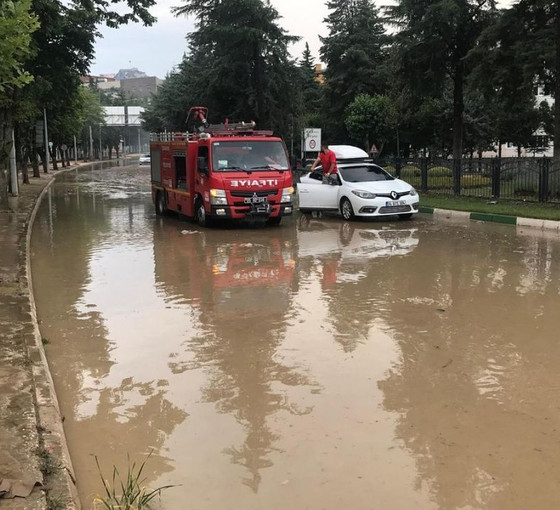 Amasya'da sağanak yağış: Selde aracında mahsur kalanlar kurtarıldı