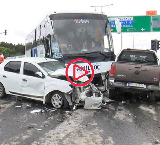 Arnavutköy'de yolcu otobüsünün araçlara çarptığı kaza kamerada