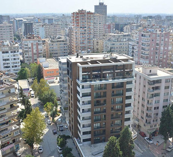 Depremlerin devam ettiği Adana'da tadilattan geçirilen az hasarlı konutlar hem kiralanıyor hem satılıyor