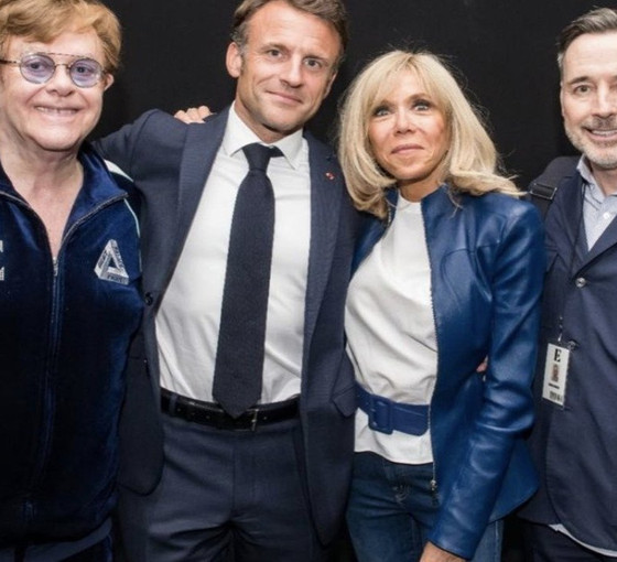 Fransa'da sokaklar yanarken Cumhurbaşkanı Macron, Elton John konserinde eğlenmiş