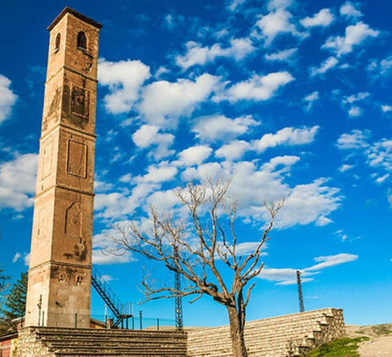 Diyarbakır'daki 'Kırık Minare'den taşlar düşmeye başladı
