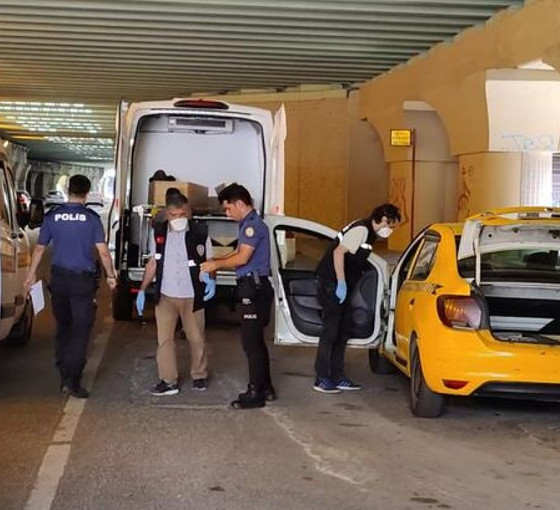 Zeytinburnu'nda şoför takside ölü bulundu
