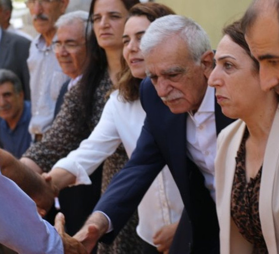 Bismil'deki aileler arasında barış girişimi: Ahmet Türk kendi ailesinden örnek verdi