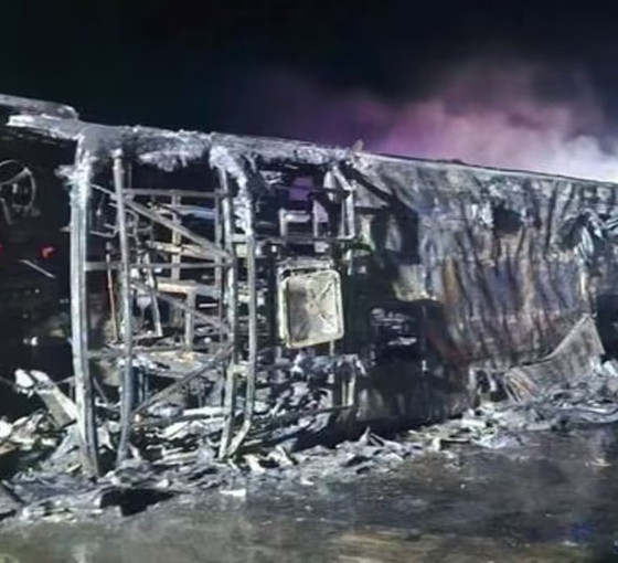 Hindistan'da bariyerlere çarpan otobüs yandı: 25 kişi öldü